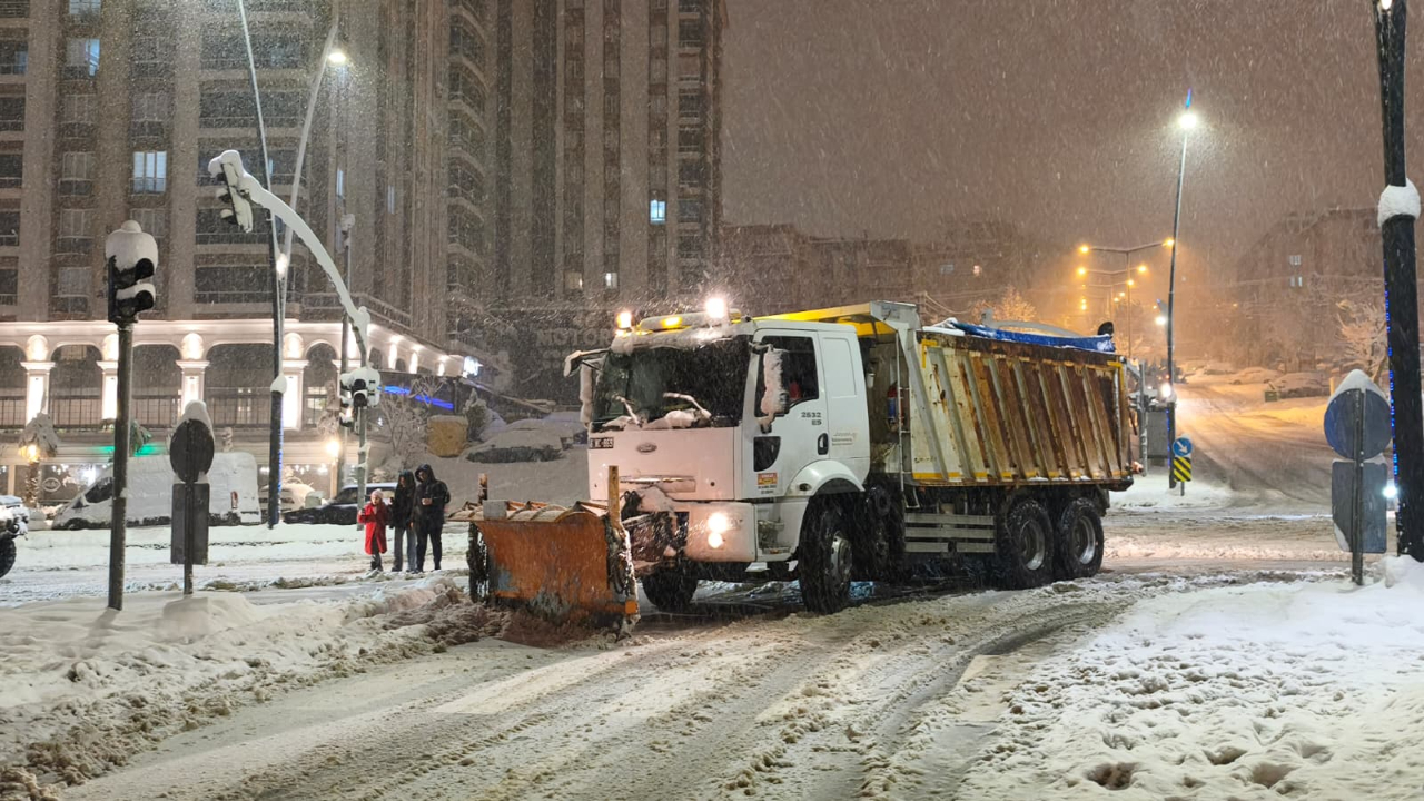 Büyükşehir’den Gece Boyunca Kar Mesaisi