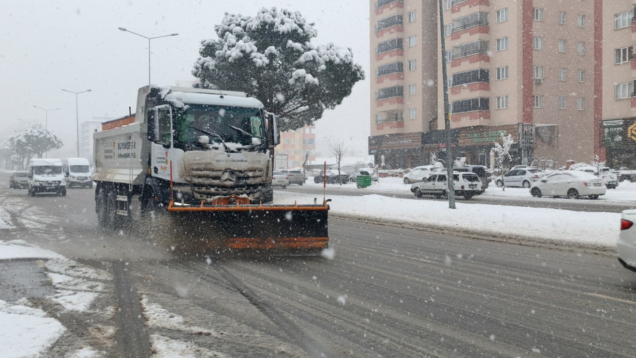 Büyükşehir’den Kar Yağışı Sonrası Arterlere Anında Müdahale