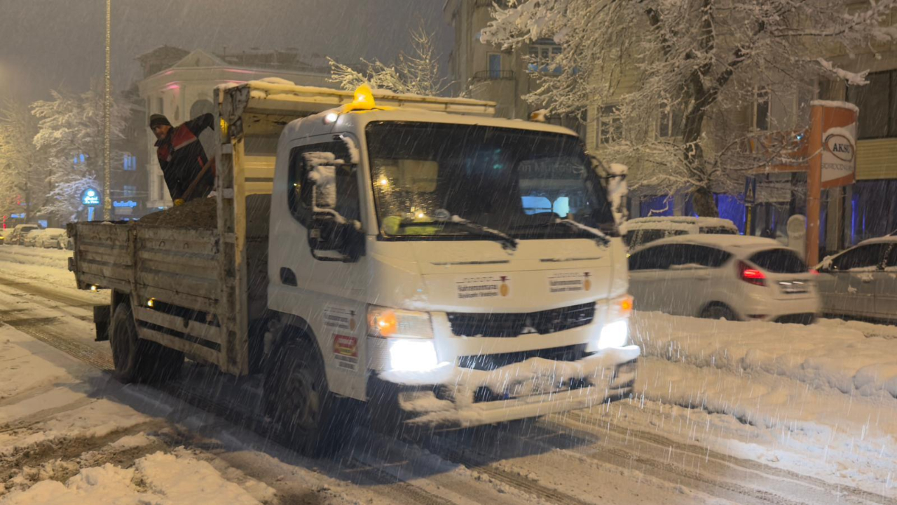 Büyükşehir, Kar Mesaisini Gece Saatlerinde de Kesintisiz Sürdürüyor