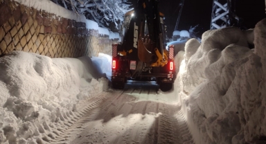 Büyükşehir, Şehrin Dört Bir Yanında Kar Mesaisini Sürdürüyor