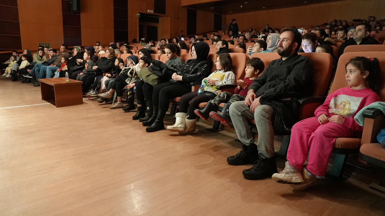 Büyükşehir, “Sevimli Dinozor Dobizor” ile Minikleri Sanatla Buluşturdu