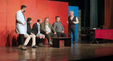 “Deliriyorum Haberin Olsun” Gösterisi Tiyatroseverleri Kahkahaya Boğdu