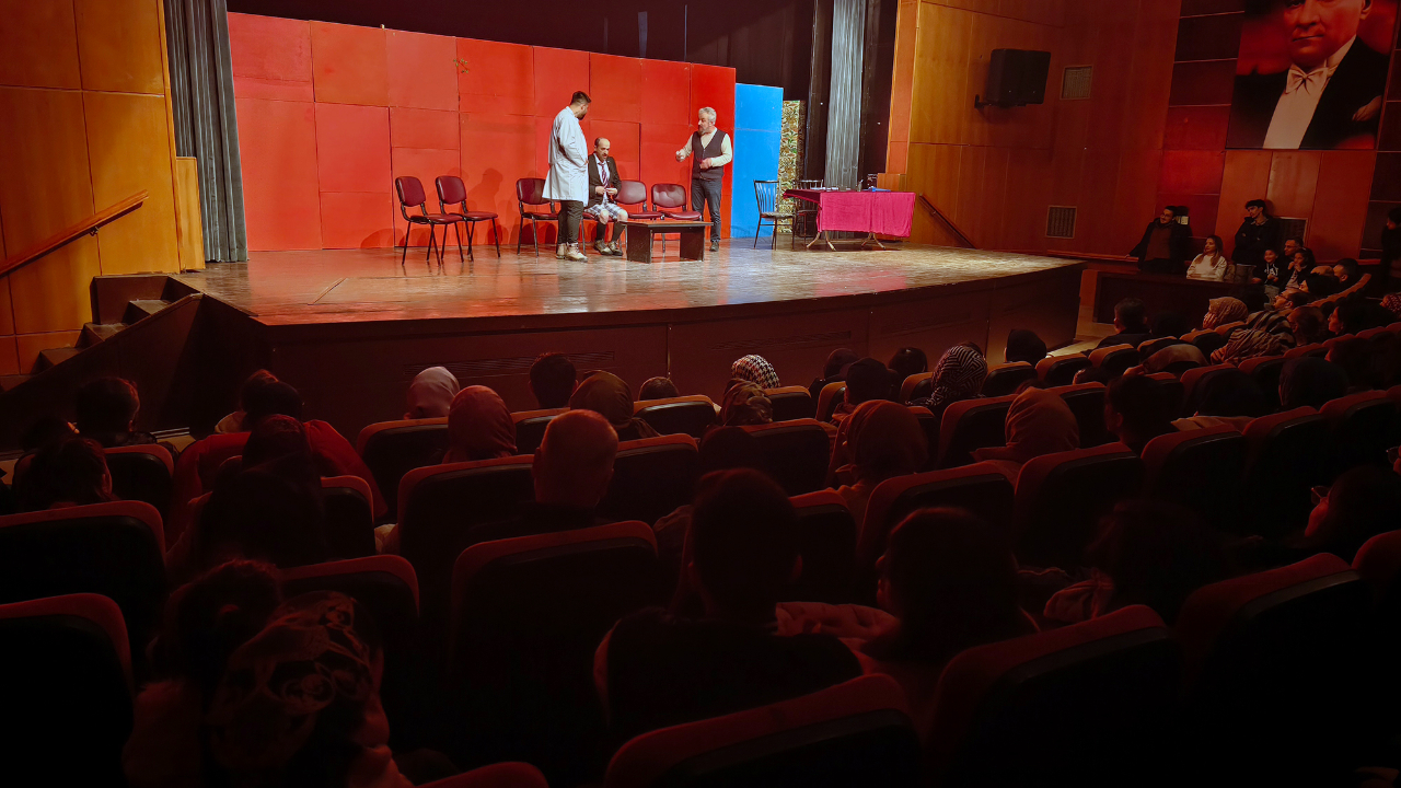 “Deliriyorum Haberin Olsun” Gösterisi Tiyatroseverleri Kahkahaya Boğdu