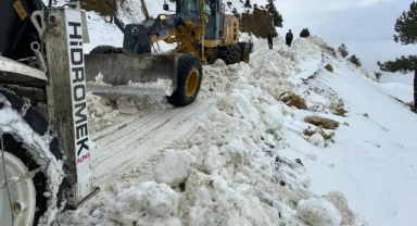 DULKADİROĞLU BELEDİYESİ’NDEN KARLA MÜCADELE SEFERBERLİĞİ: EKİPLER 7/24 SAHADA