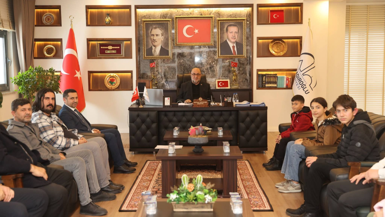 Dulkadiroğlu’nda Genç Sporculara Anlamlı Buluşma: Masa Tenisi Turnuvası Dereceye Giren Öğrenciler Belediye’de Ağırlandı