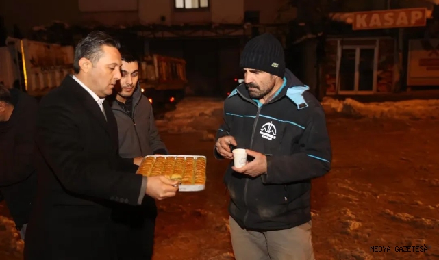 DULKADİROĞLU’NDA KARLA MÜCADELEYE MORAL DESTEĞİ