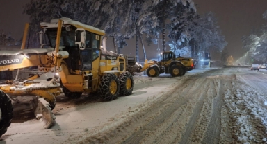 İlçelerde ve Kırsal Mahalle Yollarında da Kar Temizliği İçin Büyükşehir Sahada