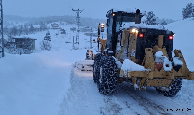 İlçelerde ve Kırsal Mahalle Yollarında da Kar Temizliği İçin Büyükşehir Sahada