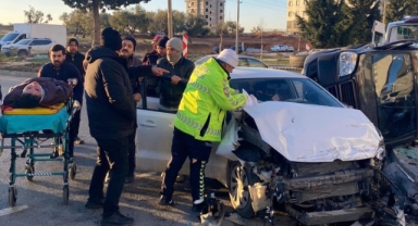 Kahramanmaraş’ta Çift Taraflı Trafik Kazası: 3 Yaralı