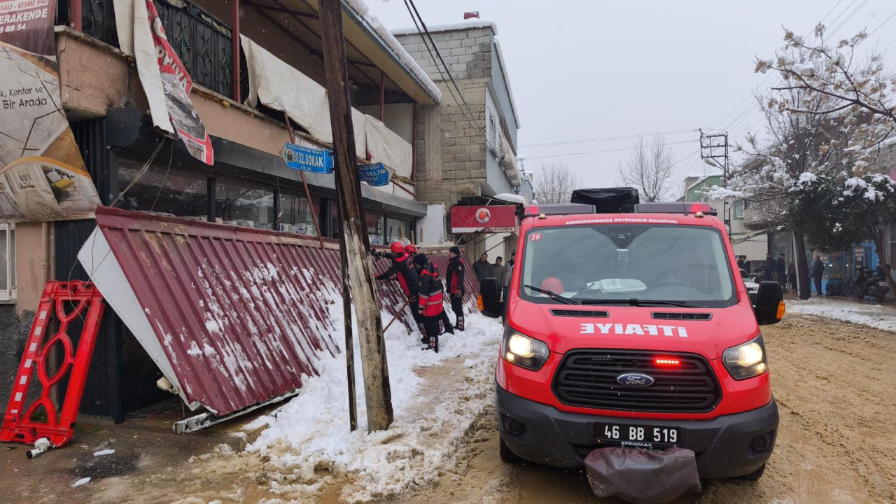 Kahramanmaraş’ta Karın Ağırlığı İşletme Sundurmasını Çökertti