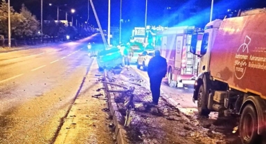 -Kahramanmaraş’ta otomobil aydınlatma direğine ok gibi saplandı 