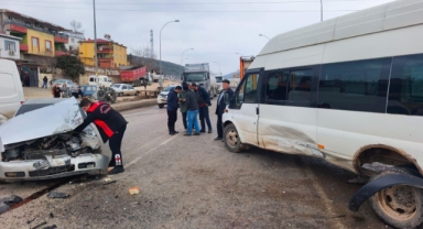 -Kahramanmaraş’ta Servis Aracı ile Otomobil Çarpıştı: 2 yaralı 