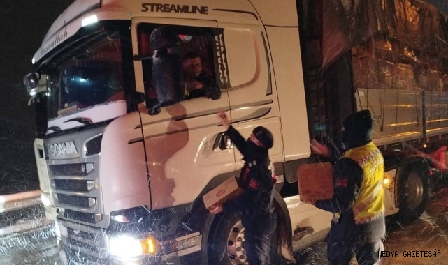 Kahramanmaraş’ta Yolda Kalan Vatandaşlara Jandarma ve Kızılay’dan Destek