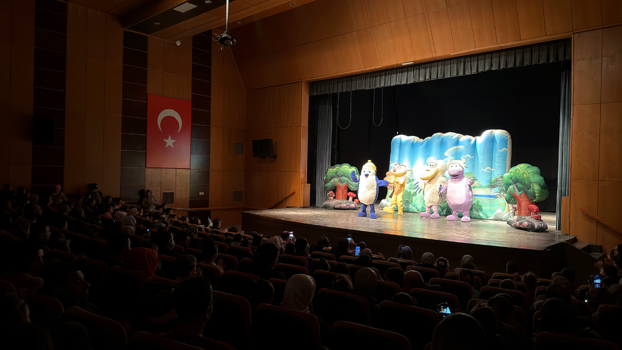 “Kaptan Pengu ve Arkadaşları” Minikler İçin Sahnedeydi