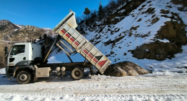 Onikişubat Belediyesi’nden kırsalda aralıksız karla mücadele