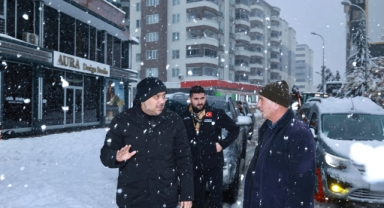 Onikişubat’ta kar mesaisi: Tüm ekipler sahada, çalışmalar aralıksız sürüyor