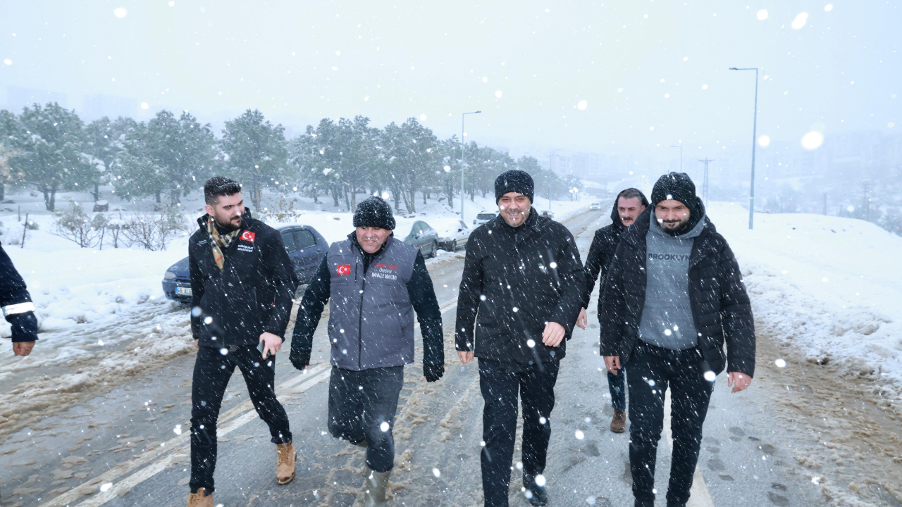 Onikişubat’ta kar mesaisi: Tüm ekipler sahada, çalışmalar aralıksız sürüyor