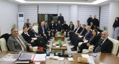 Pazarcık Belediyesi’ne Üst Düzey Siyasi Ziyaret: Mali Durum ve Projeler Masaya Yatırıldı