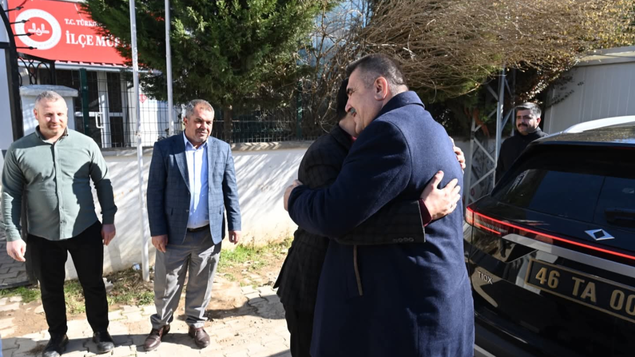 TÜRKOĞLU’NDA ESNAF DAYANIŞMASI VURGUSU: BAŞKAN KARACA’DAN ÇOMRUK’A HAYIRLI OLSUN ZİYARETİ