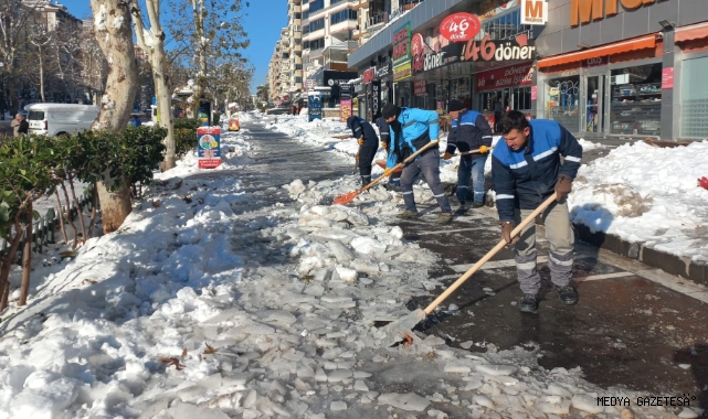 Yaya Güvenliği İçin Büyükşehir Sahada: Kar Küreme ve Tuzlama Çalışmaları Aralıksız Sürüyor