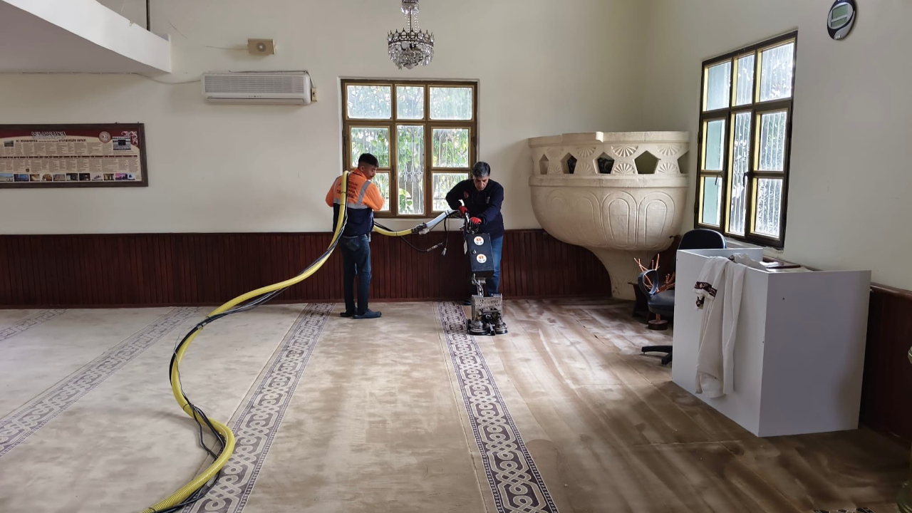 Yumurtalık’ta camiler titizlikle temizleniyor