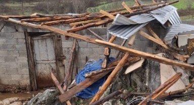 -Andırın’da Hortum Hayatı Felç Etti -Çatılar Uçtu, Asırlık Ağaçlar Devrildi