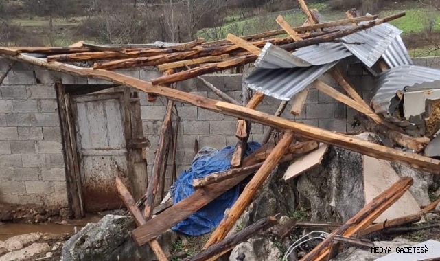 -Andırın’da Hortum Hayatı Felç Etti -Çatılar Uçtu, Asırlık Ağaçlar Devrildi