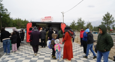 Asrın Felaketinin Üçüncü Yılında Deprem Şehitliğinde Vefa Nöbeti