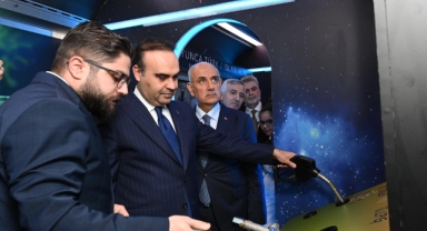 Bakan Kacır’dan Büyükşehir’in Bilim Otobüsü’ne Övgü