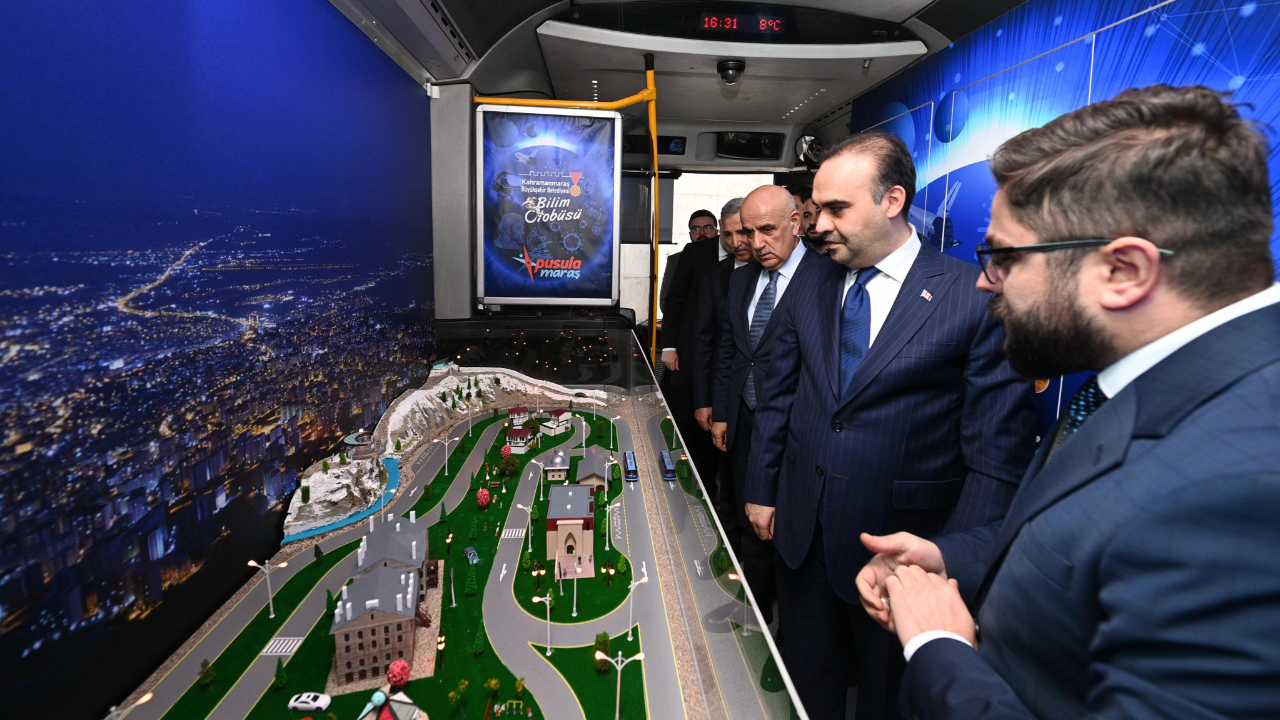 Bakan Kacır’dan Büyükşehir’in Bilim Otobüsü’ne Övgü