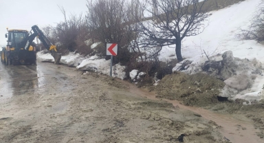 Büyükşehir, Sağanak Yağışların Vurduğu Kırsal Mahalle Yollarında da Görev Başında