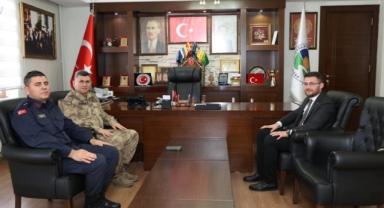 Çağlayancerit’te protokol buluşması: İl ve İlçe Jandarma Komutanlarından Belediye Başkanı Göktaş’a ziyaret