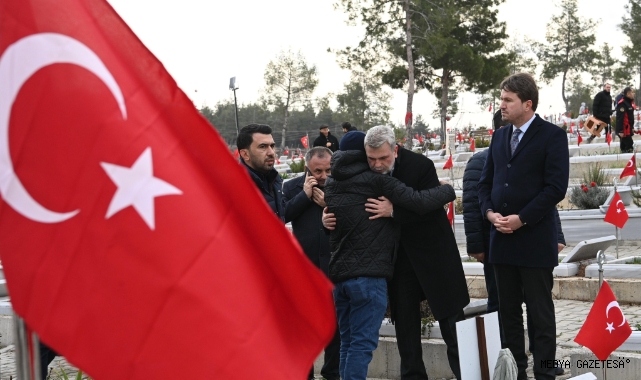 Deprem Şehitleri Kabri Başında Dualarla Yad Edildi