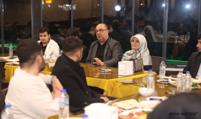 DULKADİROĞLU’NDA GENÇLİK BULUŞMASI: BAŞKAN MEHMET AKPINAR GENÇLERİN TALEP VE ÖNERİLERİNİ DİNLEDİ