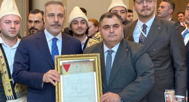 KAHRAMANMARAŞ HEYETİ ANKARA’DA: DIŞİŞLERİ BAKANI HAKAN FİDAN’A KAHRAMANLIK BERATI TAKDİM EDİLDİ