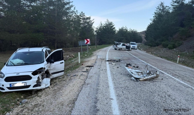 Kahramanmaraş’ta hafif ticari araç ile otomobil kafa kafaya çarpıştı: 1 yaralı 