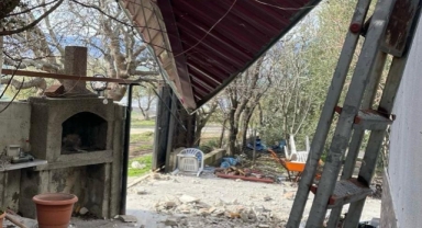 Kahramanmaraş’ta Rüzgar Çatıyı Uçurdu, Yüksek Gerilim Hattı Patladı