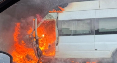 Kahramanmaraş’ta seyir halindeki minibüs alev topuna döndü 