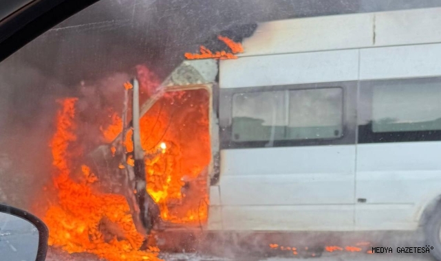 Kahramanmaraş’ta seyir halindeki minibüs alev topuna döndü