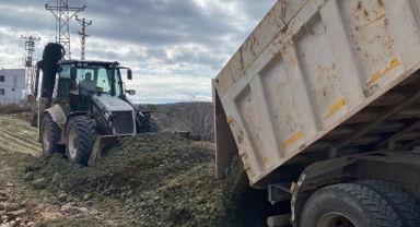 PAZARCIK’TA YOĞUN YAĞIŞ SONRASI YOLLARDA SEFERBERLİK: BELEDİYE EKİPLERİ SAHADA