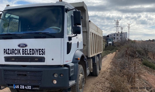 PAZARCIK’TA YOĞUN YAĞIŞ SONRASI YOLLARDA SEFERBERLİK: BELEDİYE EKİPLERİ SAHADA