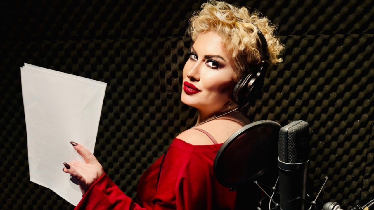 Radyocu Selda Güzelliğiyle Göz Kamaştırdı