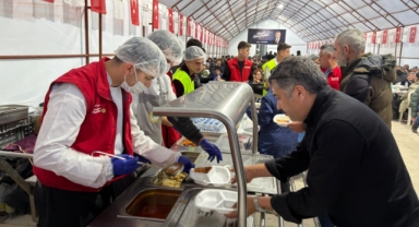Sofralar Kuruldu, Gönüller Bir Oldu; Neşe Ramazan Sokağı’na Taştı