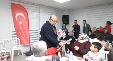 BAŞKAN AKPINAR, 8 MART’TA KADINLARA ÇİÇEK TAKDİM ETTİ, ENGELLİ VATANDAŞLARLA İFTAR SOFRASI’NDA BULUŞTU