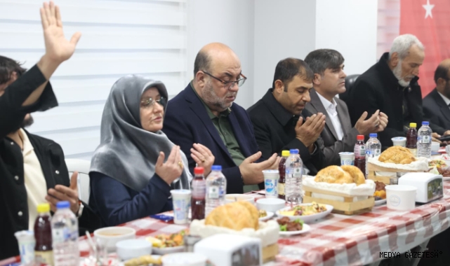 BAŞKAN AKPINAR, 8 MART’TA KADINLARA ÇİÇEK TAKDİM ETTİ, ENGELLİ VATANDAŞLARLA İFTAR SOFRASI’NDA BULUŞTU