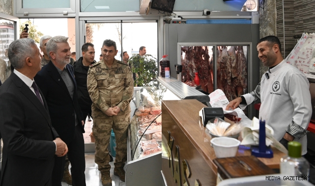 Başkan Görgel ve Vali Ünlüer, Uzunçarşı’da Esnaf ve Vatandaşlarla Bir Araya Geldi