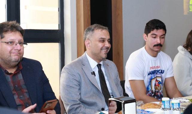 Başkan Toptaş, Efeler Ligi’ne yükselen Onikişubat Belediye Spor ile şampiyonluk yemeğinde buluştu