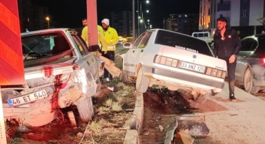 Elbistan’da iki otomobil çarpıştı: 3 Yaralı