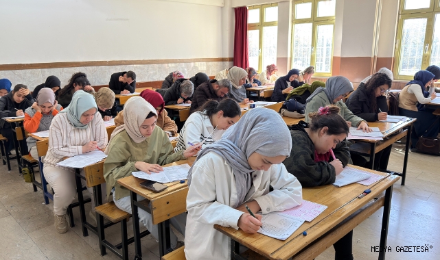 Gençler Gerçek Sınav Atmosferini Yaşadı; Büyükşehir’in Deneme Sınavına Yoğun İlgi