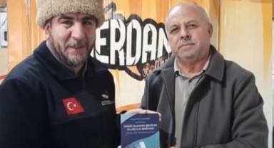 KAHRAMANMARAŞ BALIKÇILAR DERNEĞİ BAŞKANI İBRAHİM SARI’DAN GAZETECİLER BİLAL EVRAN VE HALİL HINAZ’A ANLAMLI KİTAP HEDİYESİ